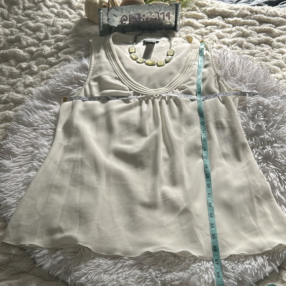 Spense sz L ivory cream colored sleeveless blouse very flowy feels like silk - Picture 4 of 10